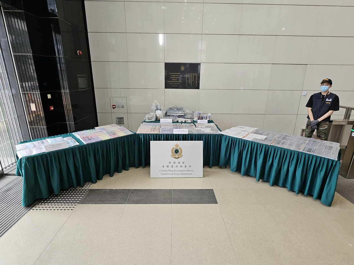 海关捣工厦大麻油制毒工场 检$130万货 拘46岁印尼籍无业男 1 海關在兩工廈檢獲共1.9公斤懷疑大麻油、2.4公斤懷疑大麻軟糖、2,200支懷疑大麻油煙彈,市值130萬元。(梁偉權攝)
