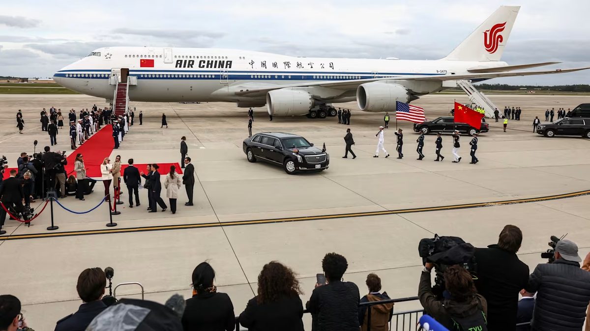 习近平专机抵达美国 特朗普亲自接机 4 仪仗队在习近平专机旁展示中美国旗。(图:路透社)