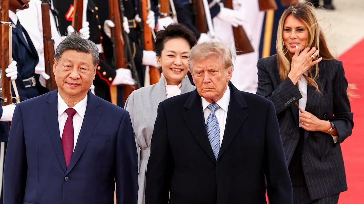 习近平专机抵达美国 特朗普亲自接机 3 美国总统特朗普和夫人梅拉尼娅陪同中国国家主席习近平和夫人彭丽媛步行离开机场。(图:路透社)