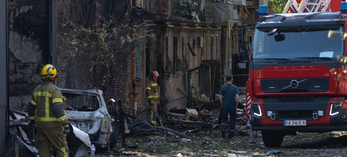 俄罗斯导弹袭击再次导致乌克兰17人死亡,古特雷斯呼吁停火 1 在乌克兰基辅发生的一起袭击事件现场,消防员和消防车被受损的建筑物和瓦砾包围。