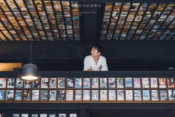 恒春金像咖啡:前身是DVD出租店,天花板排满电影封面 10 ▲▼屏東恆春金像咖啡DVD出租店風格空間與義大利麵、燉飯。(圖/《黑皮的旅遊筆記》授權提供)