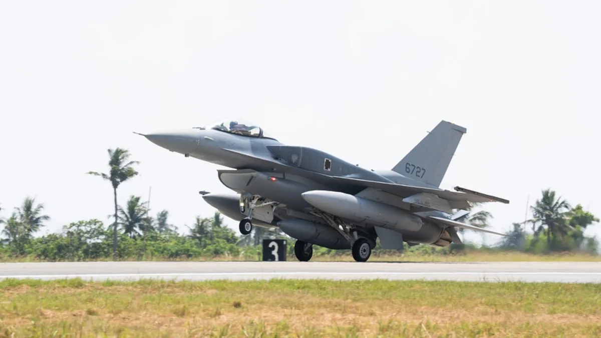 首批2架F-16V Block 70中编号6727的一架,10月2日飞抵台东志航基地