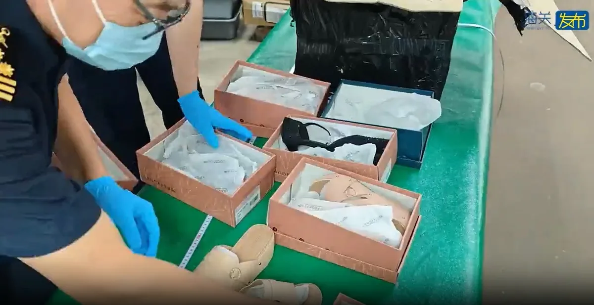 X光机建功!广州海关截古惑包裹 7cm厚底凉鞋藏近1.4公斤海洛英 1 廣州海關在廣州白雲機場口岸查獲一批毒品海洛英,重約1.4公斤。(微信公眾號@海關發布)