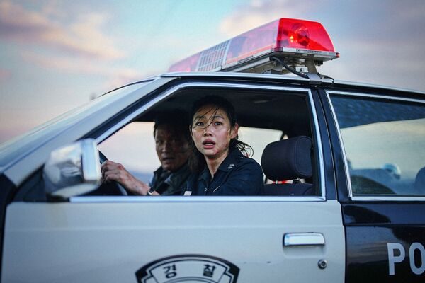 全片破百句「西巴」!黄晸珉、赵寅成狂飙粗口 导演认了:已删200句 1 ▲鄭好娟透露因為身旁有「粗口演技大師」黃晸珉,可以學習粗口演技。(圖/采昌國際多媒體提供)