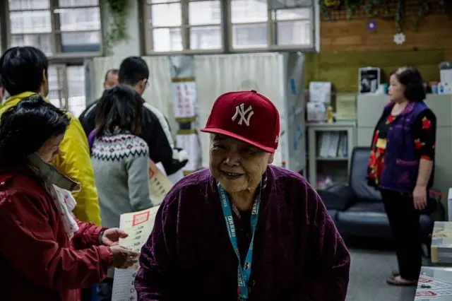 一名台湾女性长者正在参与2016年总统大选投票。