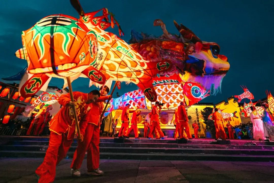 徽州鱼灯点亮古村夜 游客暴增数倍带火文旅IP 1 32e562251fe872585eb1c9e9c6e73ac8b1b1c9e174a3239653ed3b1b7b17f1a2 article