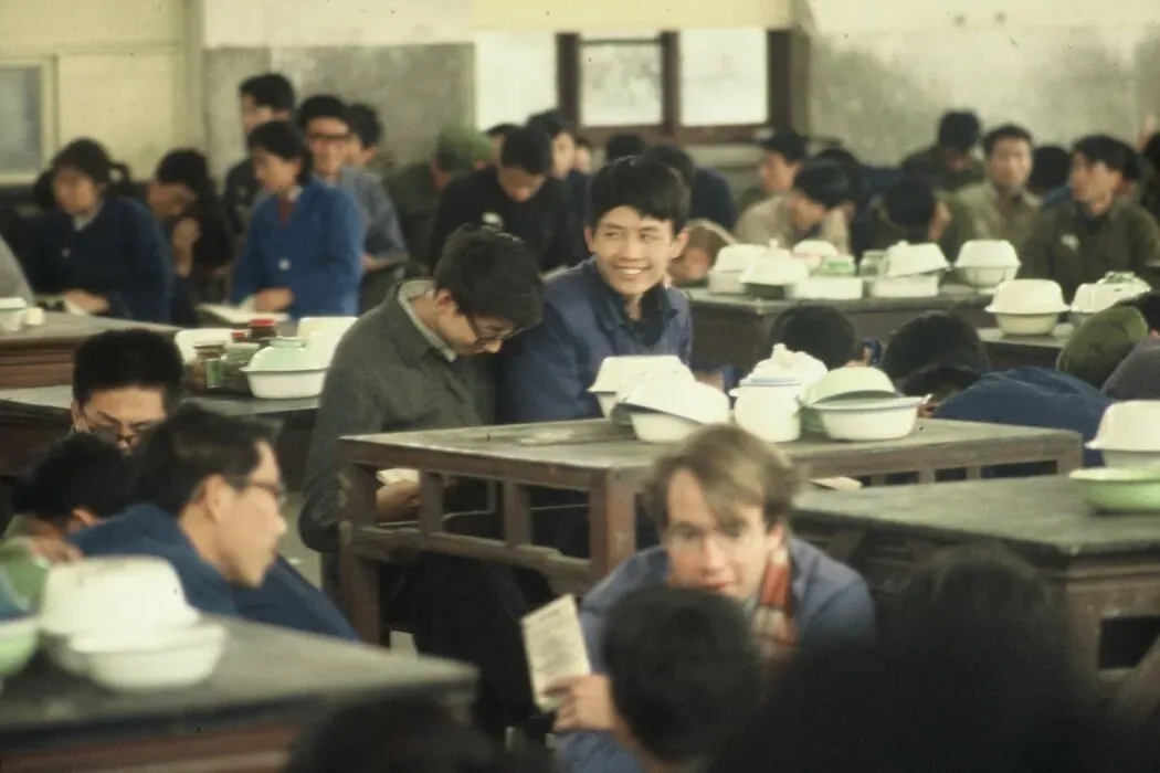 “草木皆兵”:更富裕的中国,安全机器却疑神疑鬼 1 1981年,戴着围巾的希金斯在山东大学食堂。当时,食堂只供应油乎乎的粥和馒头,粥里漂着几块不知是什么的肉。