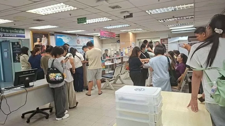 泰国爆假「赴华游学团」62学生抵机场惊悉无机票 泰媒:哭声一片 2 泰國爆出假的「赴華遊學團」,據泰媒報道,62名學生10月15日抵達曼谷機場後,才驚悉沒有機票赴中國,令不少學生失望,家長向警方報案(影片截圖)