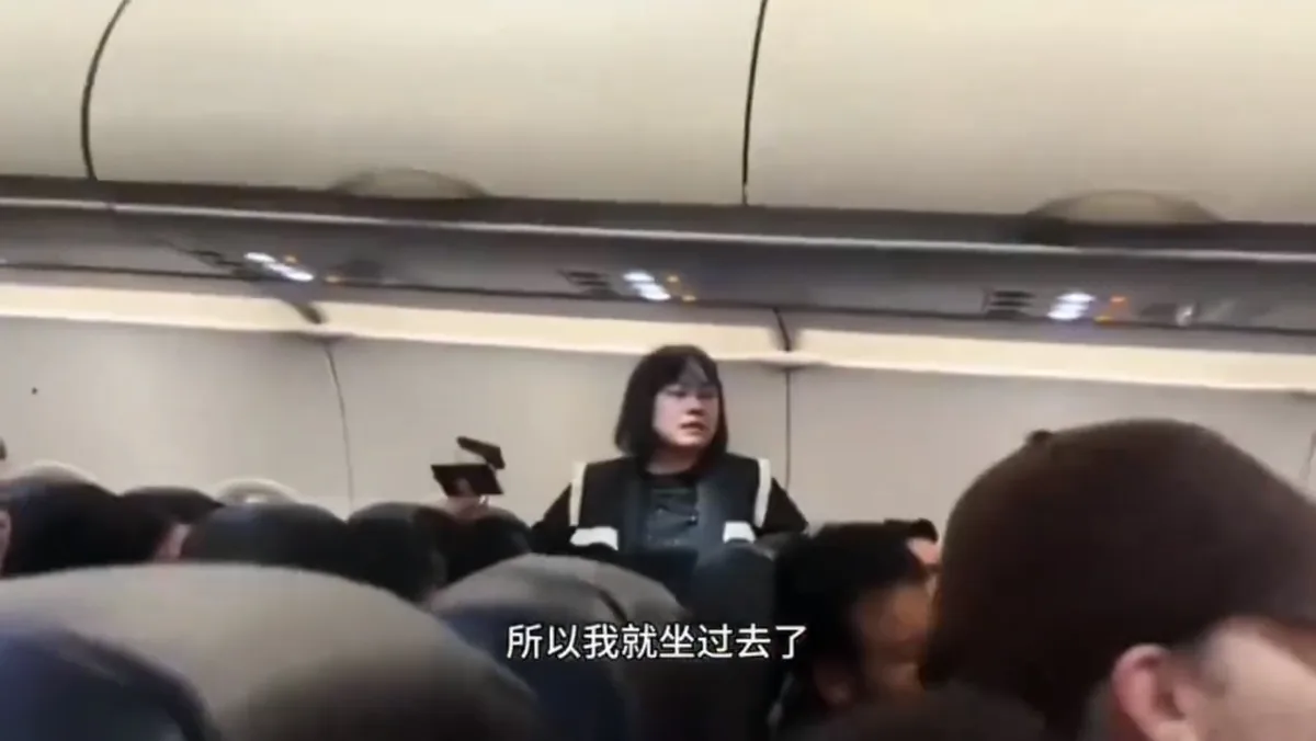 涉事女乘客私自調換座位，更在機艙上大吵大鬧。（影片截圖）