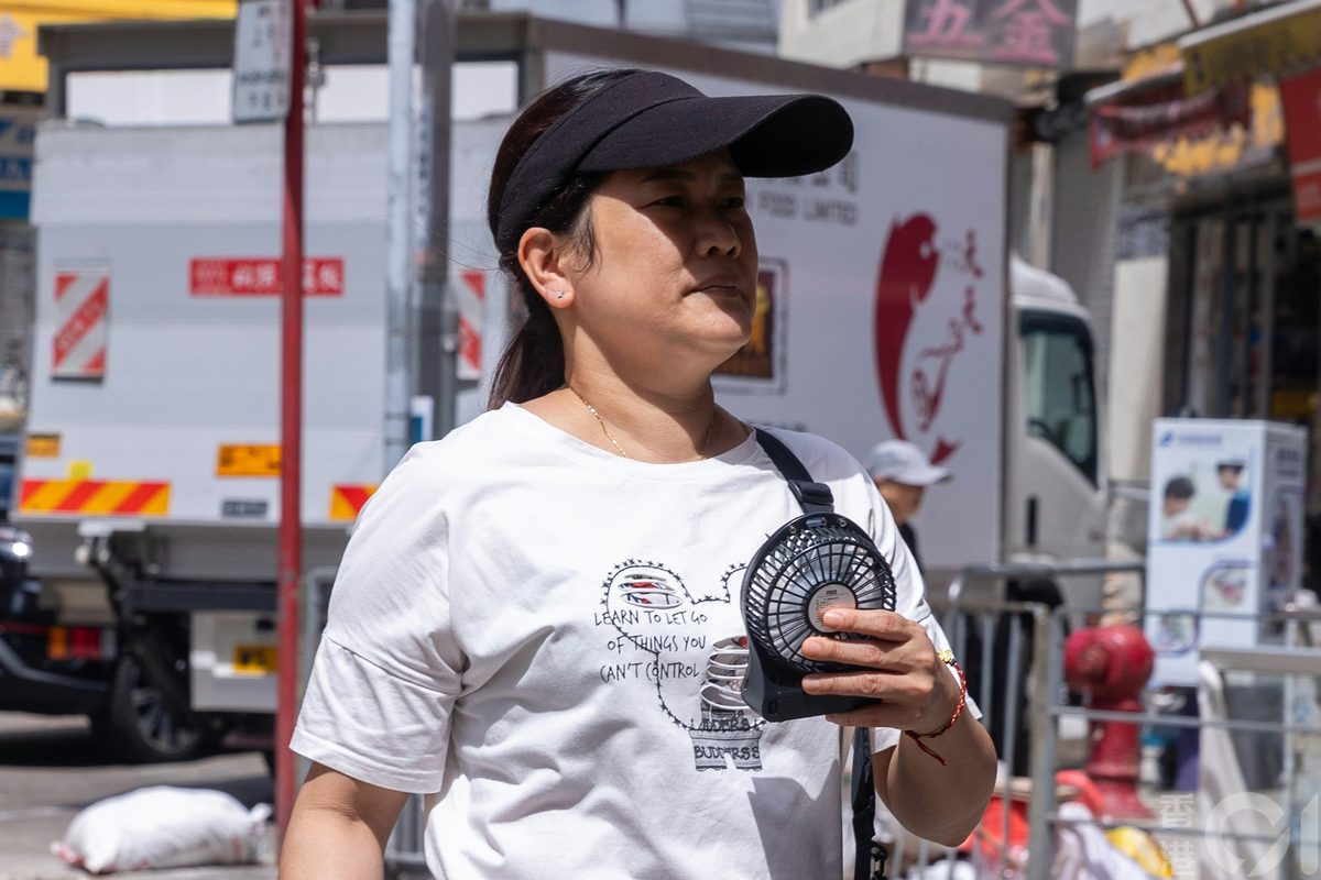 世界气象组织:厄尔尼诺将持续增强 青藏冰川加速消融灾害恐更多 1 8月11日天氣極端酷熱,市民外出時拿着手提電風扇,吹風降溫。(資料圖片 / 湯致遠攝)
