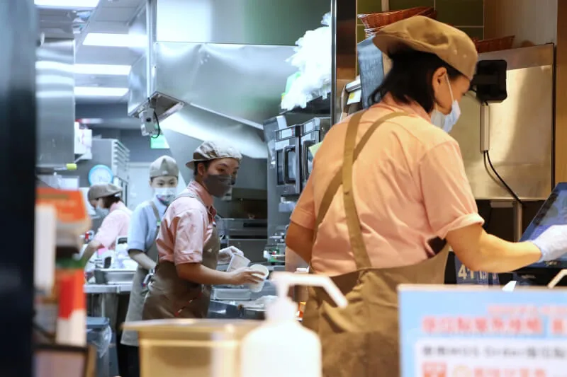 台北市中正区餐饮服务人员工作（资料照片）