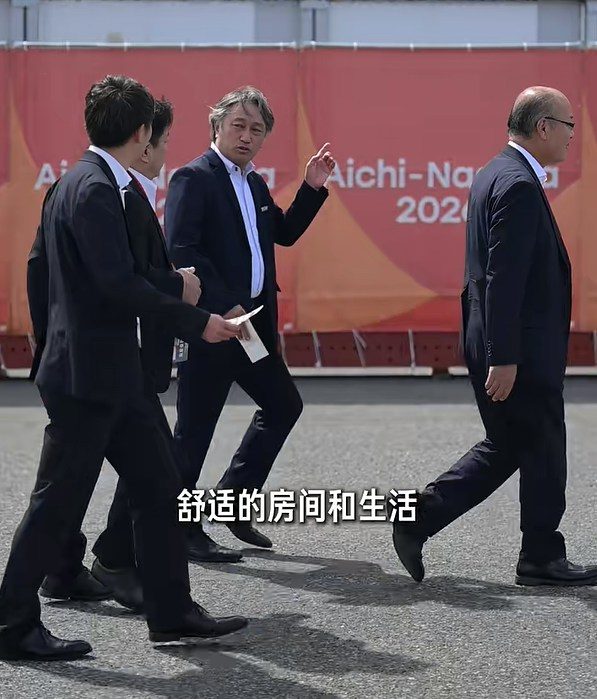 事實上，本屆亞運會（2026 Asian Games）的住宿確實就像是「開盲盒」。由於名古屋亞組委早早制定了節儉辦亞運的方針，並不打算新建亞運村，一萬多名運動員和官員只能分散入住名古屋當地酒店、郵輪和集裝箱房。（微信視頻號@羊城晚報）