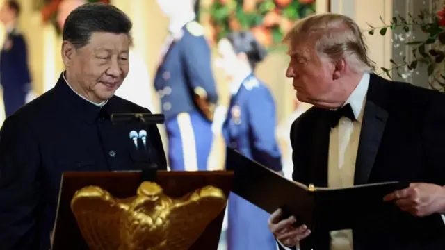 美国总统特朗普手持文件夹，站在中国国家主席习近平身旁，习近平准备在华盛顿白宫国宴上致辞。