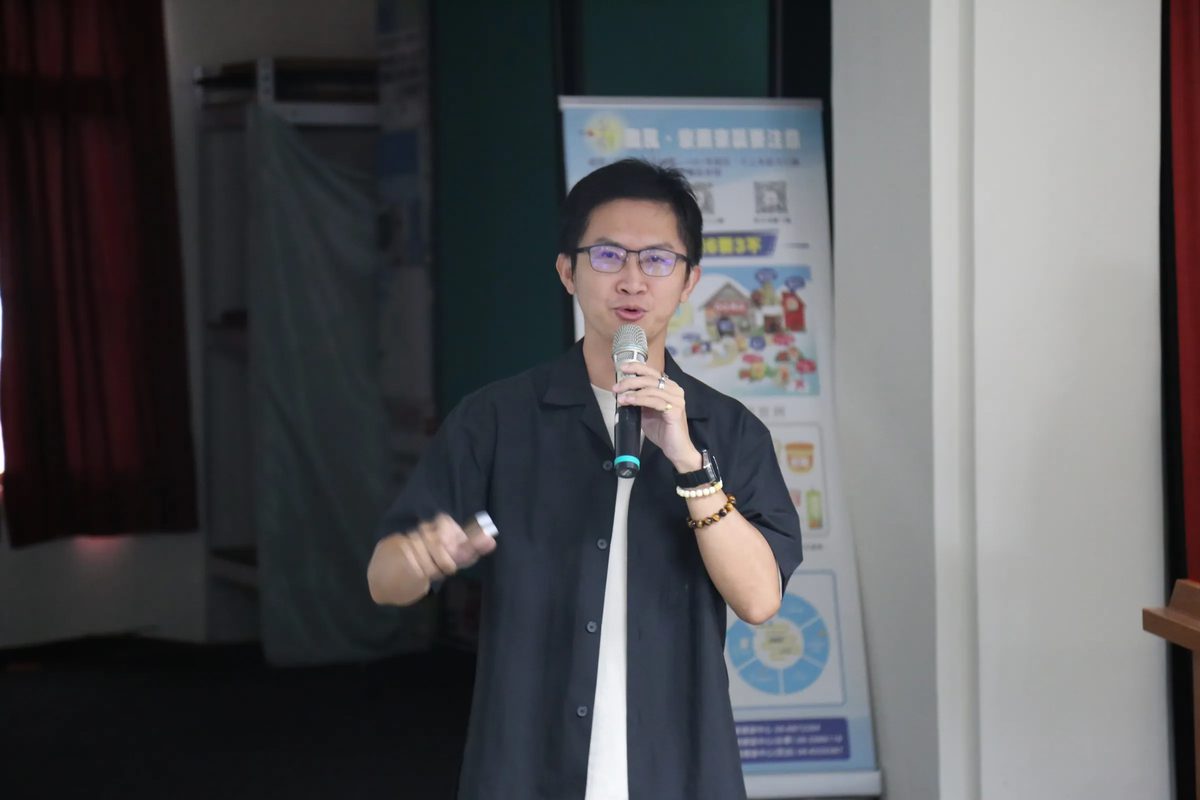 臺灣璞育文教發展協會理事長黃雅聖帶領參與者回顧丹娜絲風災時停電斷訊、路斷屋損等災害情境。（圖 /臺南市政府研究發展考核委員會提供）