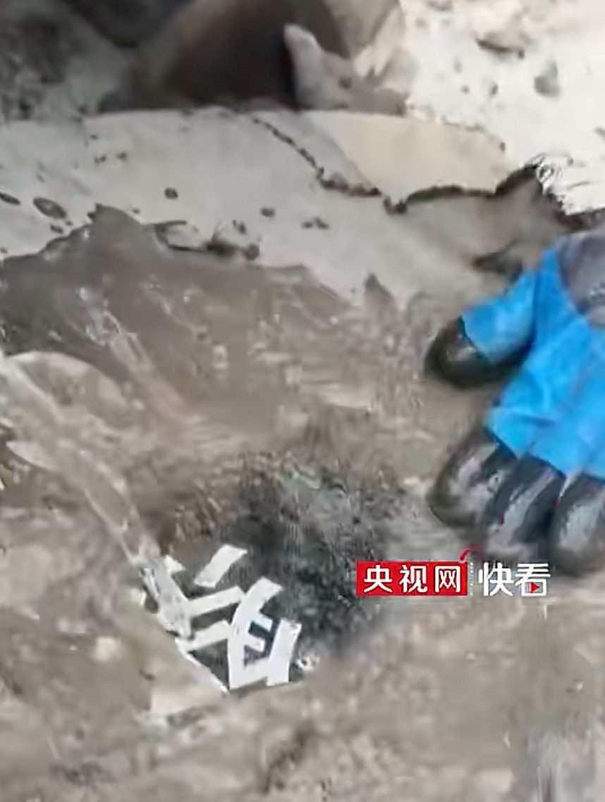 西藏泥石流|瘀泥中现警用背心 警察认领时声沙:这肯定是我们的 7 隨後警察沈默地用清水緩緩沖刷著昔日戰友的背心,直到「警察」兩字露出。