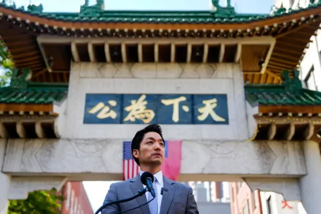 台北市长蒋万安访问美国，在波士顿华埠发表谈话。背景中的华埠牌楼（Chinatown Gate）由台湾政府于1982年赠予波士顿。