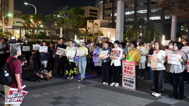 2026年10月4日，日本冲绳县那霸市，群众集会抗议驻普天间海军陆战队航空基地的一名美国海军陆战队员涉嫌干犯劫杀案