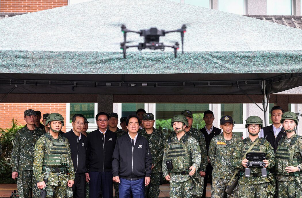 台湾总统赖清德（中）视察预备役人员操作无人机，摄于去年。