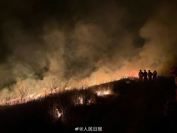 蒙古國草原野火持續延燒，火勢逼近中國內蒙古邊境，當地緊急調派超過2000人投入堵截。截至10月11日晚間9時，相關防火任務仍在進行，大火尚未蔓延至中國境內。（微博@人民日報）