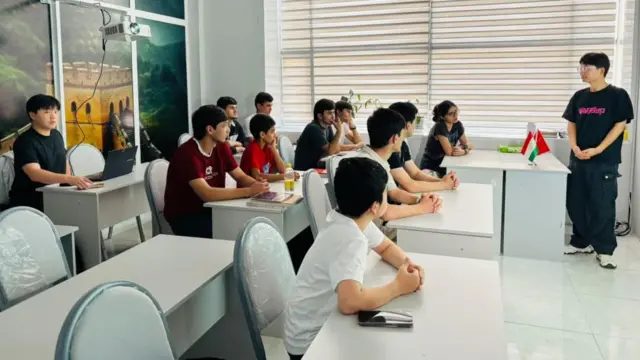 中文教师与学员一起上课