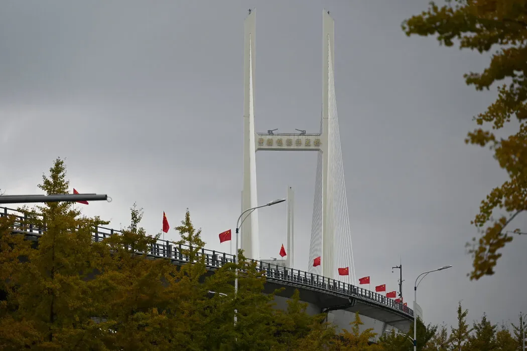 金正恩一年多来首次访华 会见王沪宁 未与习近平会面 1 10月15日,连接中国与朝鲜的新鸭绿江大桥。