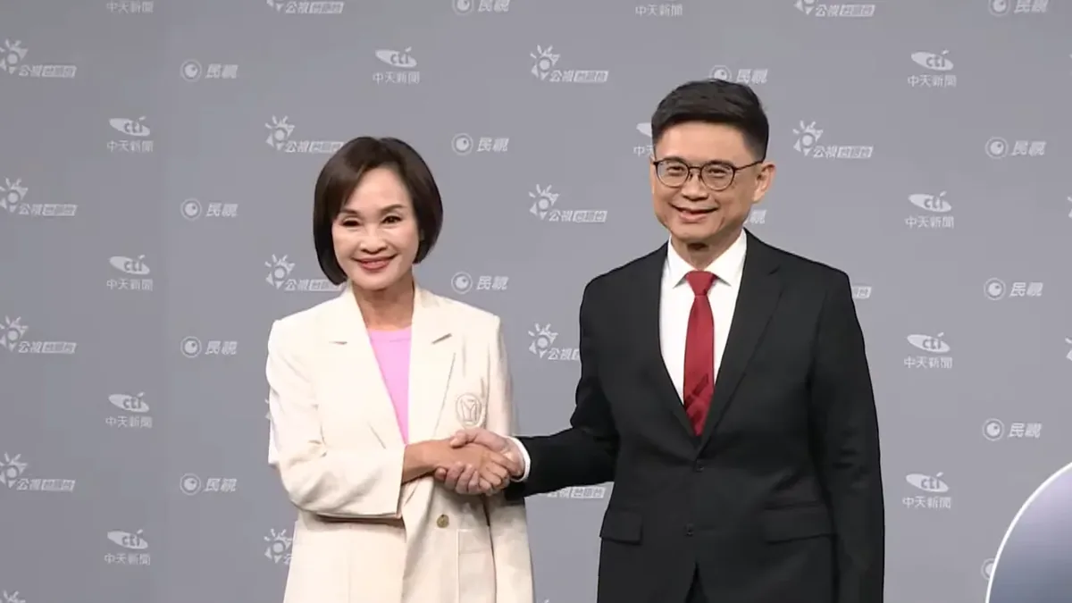 2026年10月30日，高雄市长参选人柯志恩（左）与赖瑞隆在电视辩论会上握手。