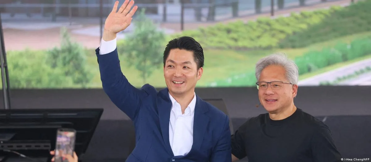 图为2026年5月，辉达CEO黄仁勋在台北与蒋万安出席辉达员工大会。