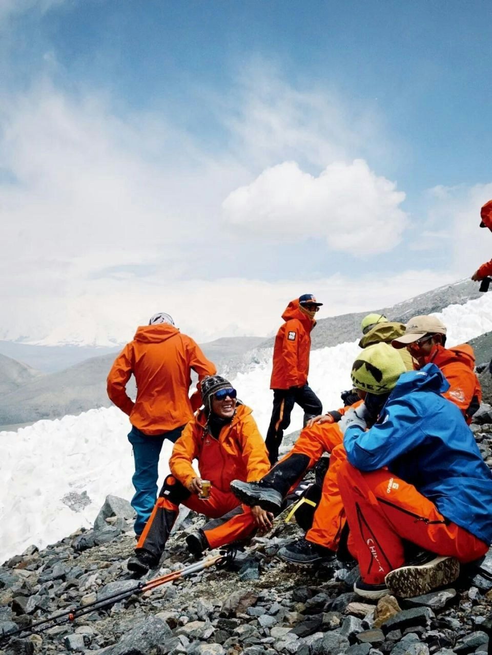 7000米雪山3死2失踪 新疆慕士塔格峰连续山难 藏向导证买卖黑幕 5 攀登途中的短暫休整。(中國新聞周刊)
