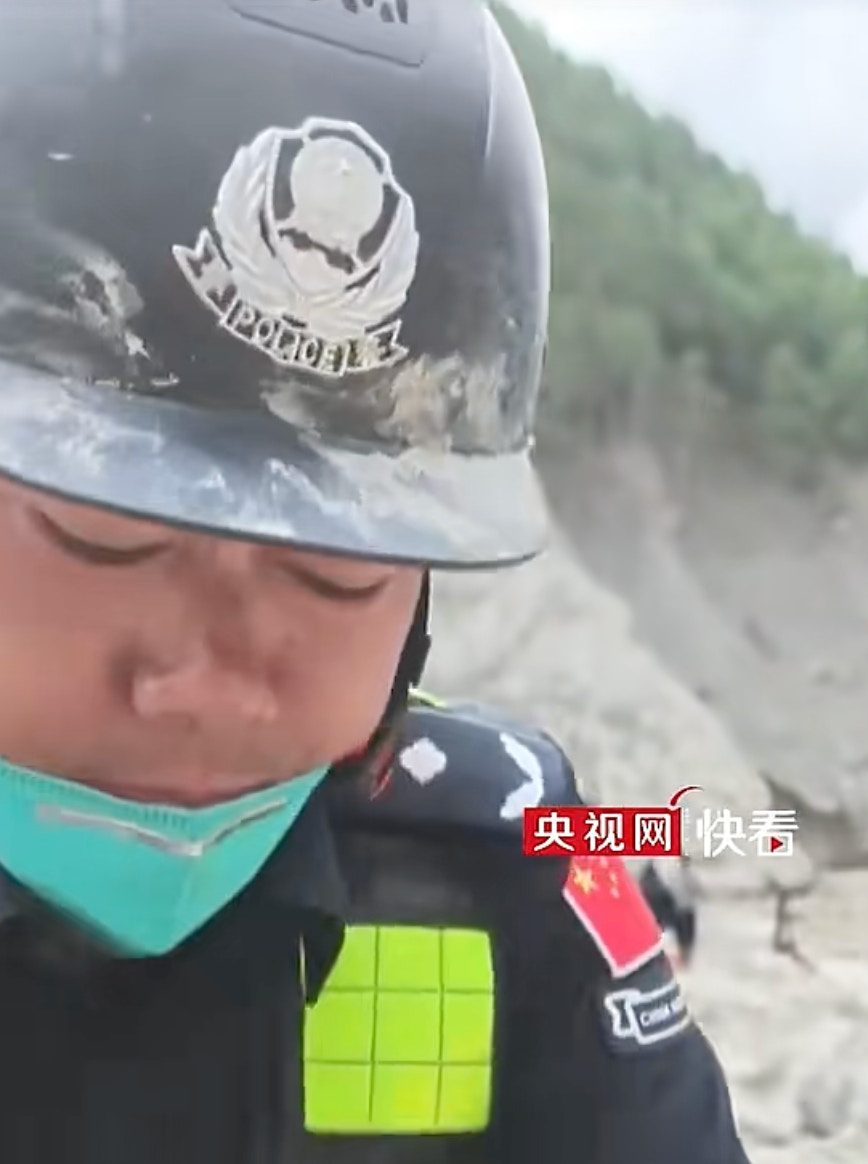 西藏泥石流|瘀泥中现警用背心 警察认领时声沙:这肯定是我们的 4 警察沈默片刻看這件警用背心,聲音沙啞著說道,「這個肯定是我們的」。