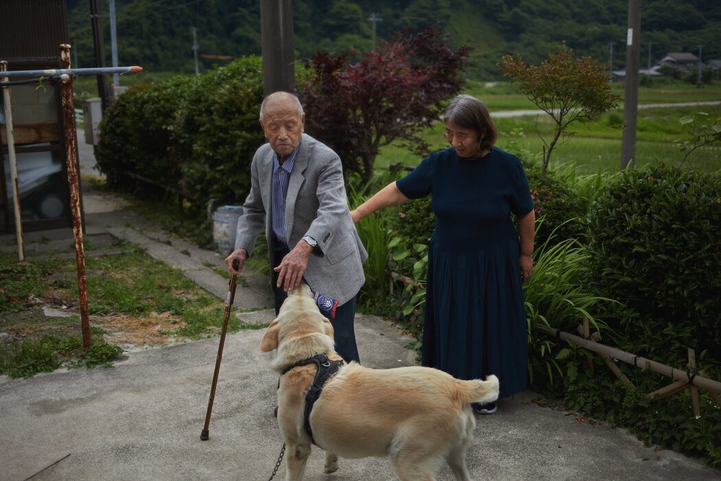去年，佐藤哲夫（左）与儿媳的合影。