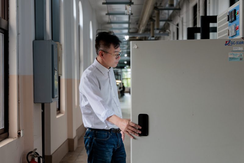 台湾生技技转乱象:法规松绑十年 大学利益冲突审查仅剩填表存查 3 曾任台大產學合作總中心主任的沈湯龍指出,以過往處理台大專利案件的經驗,大多專利問題或衝突,都可藉由校內程序補正,例如要求老師將專利轉回學校,或調整專利費用負擔比例。(攝影/鄭宇辰)