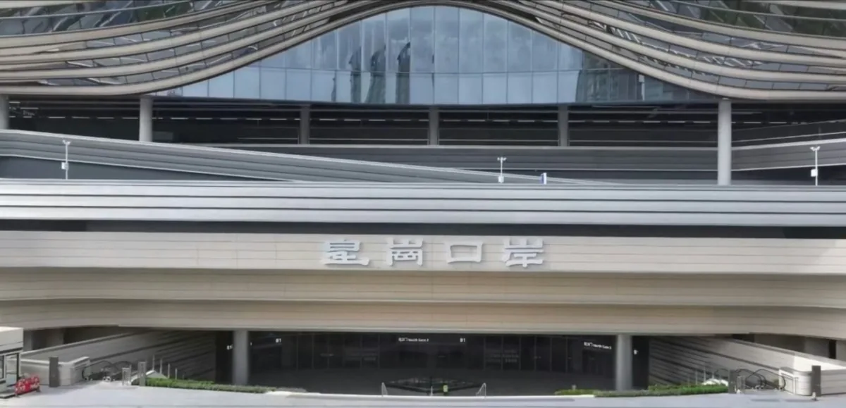 新皇崗口岸工程進入最後衝刺，聯檢大樓內部畫面曝光，顯示內部裝修已大致完成。