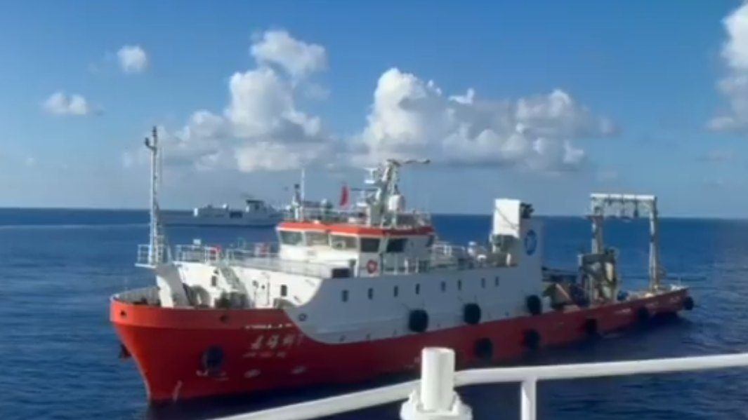 中国科考船“嘉海科7号”,后方是一艘中国海警船