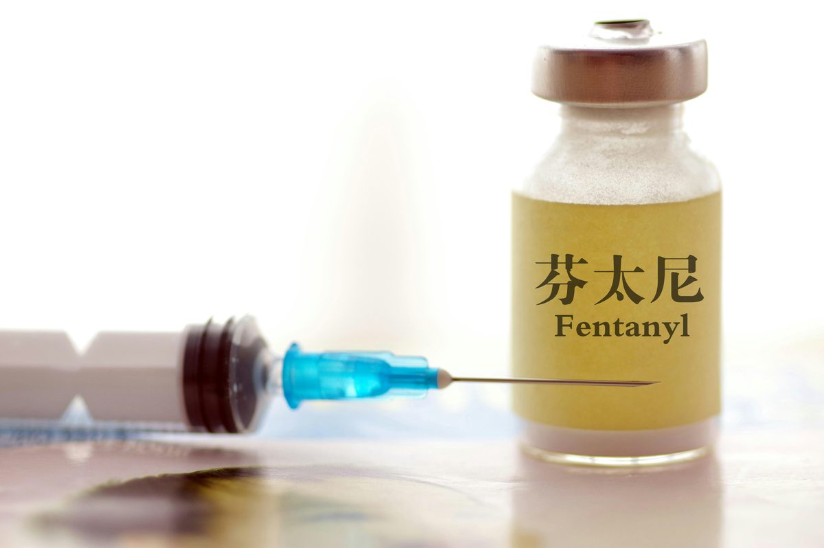 中美联手侦破跨国贩毒案 23人落网4人遭起诉 1 圖為2025年3月4日,在中國山東濟南市拍攝的芬太尼藥瓶和針頭。(Getty Images)