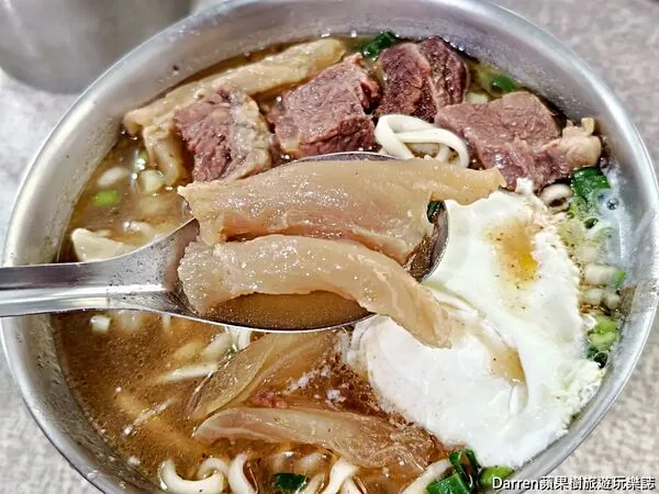 ▲▼台北大安古亭潮州街林記牛肉麵的半筋肉麵與免費加湯。（圖／《DARREN蘋果樹旅遊玩樂誌》授權提供）