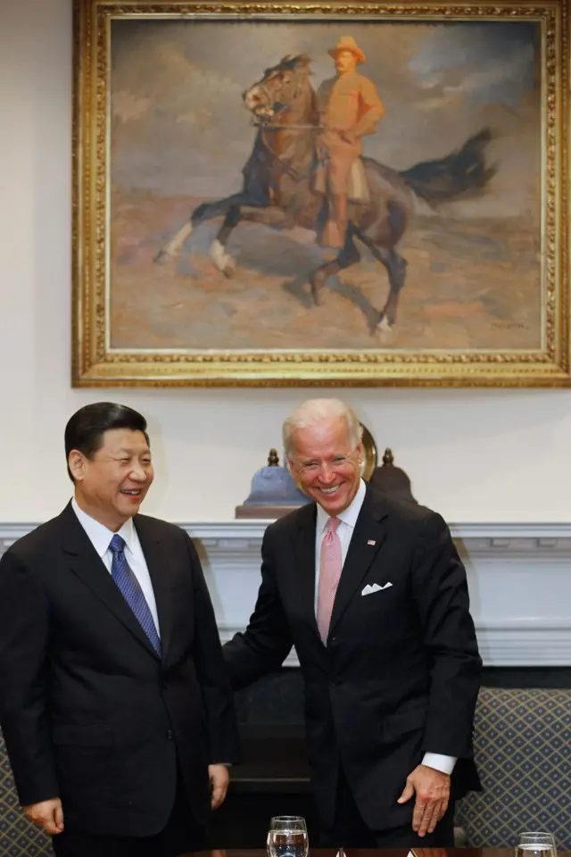 习近平（左）与拜登（右）在白宫罗斯福室举行双边会谈前寒暄，笑容满面（14/2/2012）