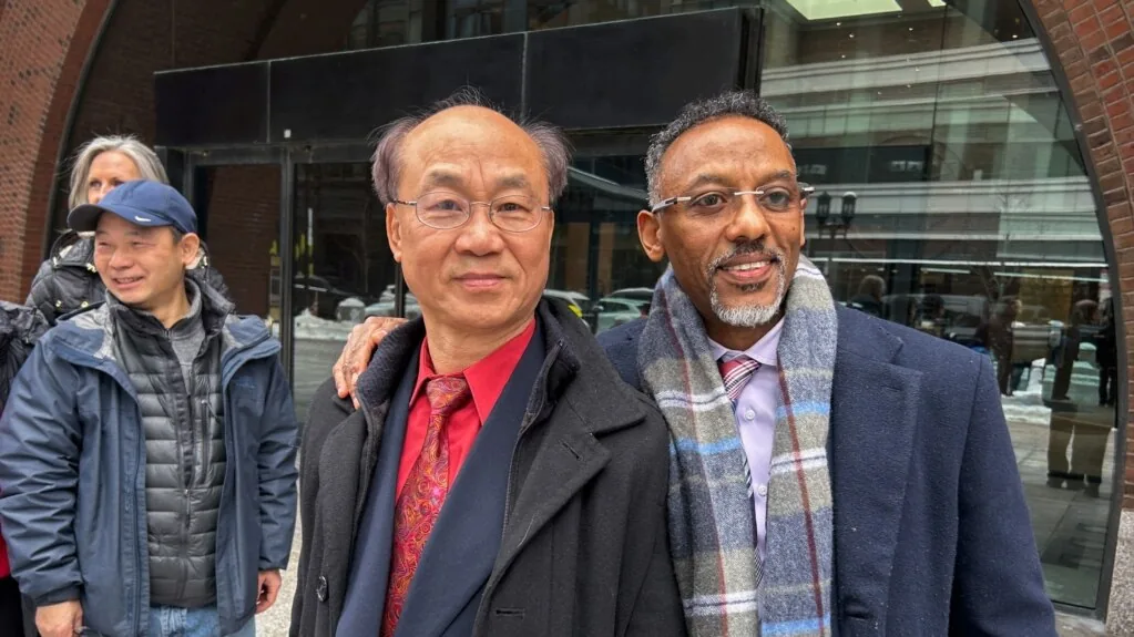 同车的人已飞往中国,张婉莹为何不准交保? 4 梁利棠被判无罪后和律师在波士顿联邦法院外