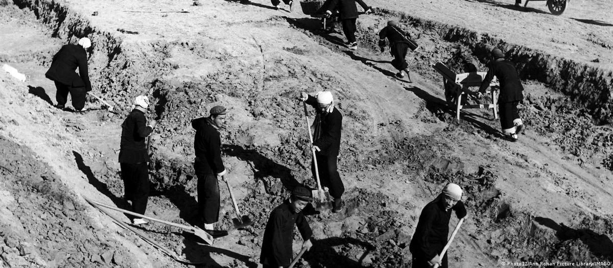 中国1950年代的农村劳动场景。