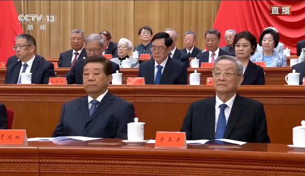星期一上午，多名中共退休领导人在北京人民大会堂出席纪念江泽民诞辰100周年大会，据央视新闻画面，出席大会的中共元老包括中国全国政协前主席贾庆林（前排左）、中国全国政协前主席俞正声（前排右）。（央视直播视频截图）