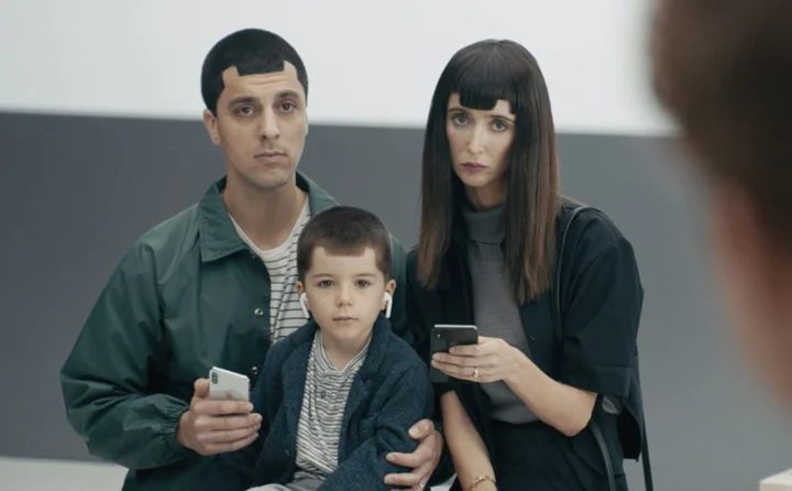 iPhone X 彻底「停产」了,但我们还没走出它定义的时代|明日后视镜 9 37998f617b69671cb10672f71af82cdfc27481d80362b4508c627ef2bea17e60 article