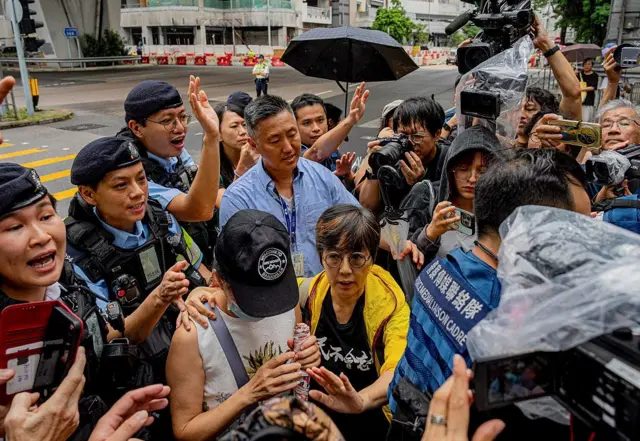2026年8月21日，香港支联会被指煽动颠覆政权案裁决。刘家仪陪伴邹幸彤母亲离开法院，二人身边有大批警员包围。

