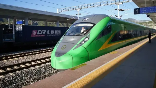 2024年12月1日，中国云南玉溪市火车站，一列开往老挝旅游胜地琅勃拉邦的中老铁路客运列车准备发车