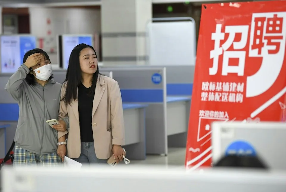就業與民生保障方面，2025年末全國就業人員總數為7億2504萬人。（新華社）