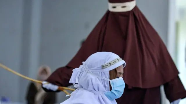 2021年3月8日于班达亚齐，一名女子因与男朋友行为亲密（犯下近亲罪）而被捕，在亚齐省沙里亚教法下接受公开鞭刑。