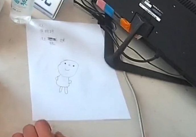 極具抽象派風格的畫作讓在場警員睇到一頭霧水。（平安湛江）