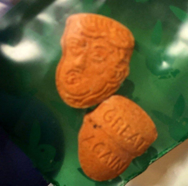 德國警方在2017年就曾查獲數千顆川普頭像造型的橘色搖頭丸。荷蘭最近出現一種類似...