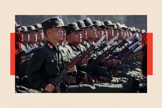 朝鲜人民军士兵在一场大型集会上列队行进。