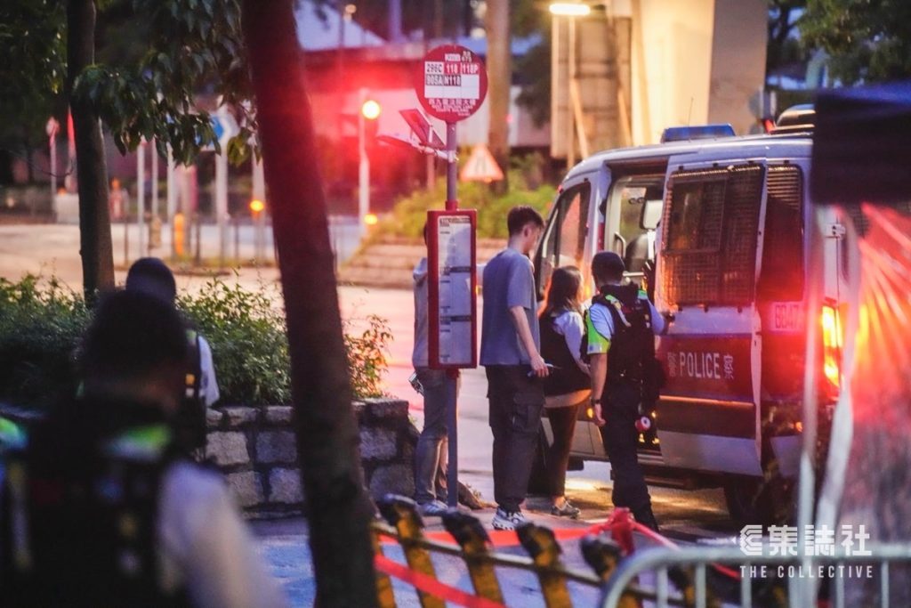支联会案裁决.庭外|一排队女子被指怀疑衣服有煽动意图 被带上警车押走 1 3866ac1969372516ec0ae364d8295bfda5592c3285ff0a0bca5d80969965e883 article