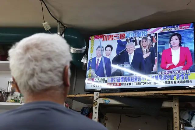 2026年9月24日，台北一间餐厅内，一名男子观看电视新闻报导，画面显示美国总统特朗普在中国国家主席习近平抵达美国时予以迎接。习近平于9月23日至25日访问美国。