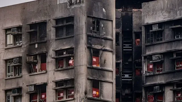 2025年11月28日，香港大埔宏福苑发生严重火灾，建筑外墙被烟燻黑。
